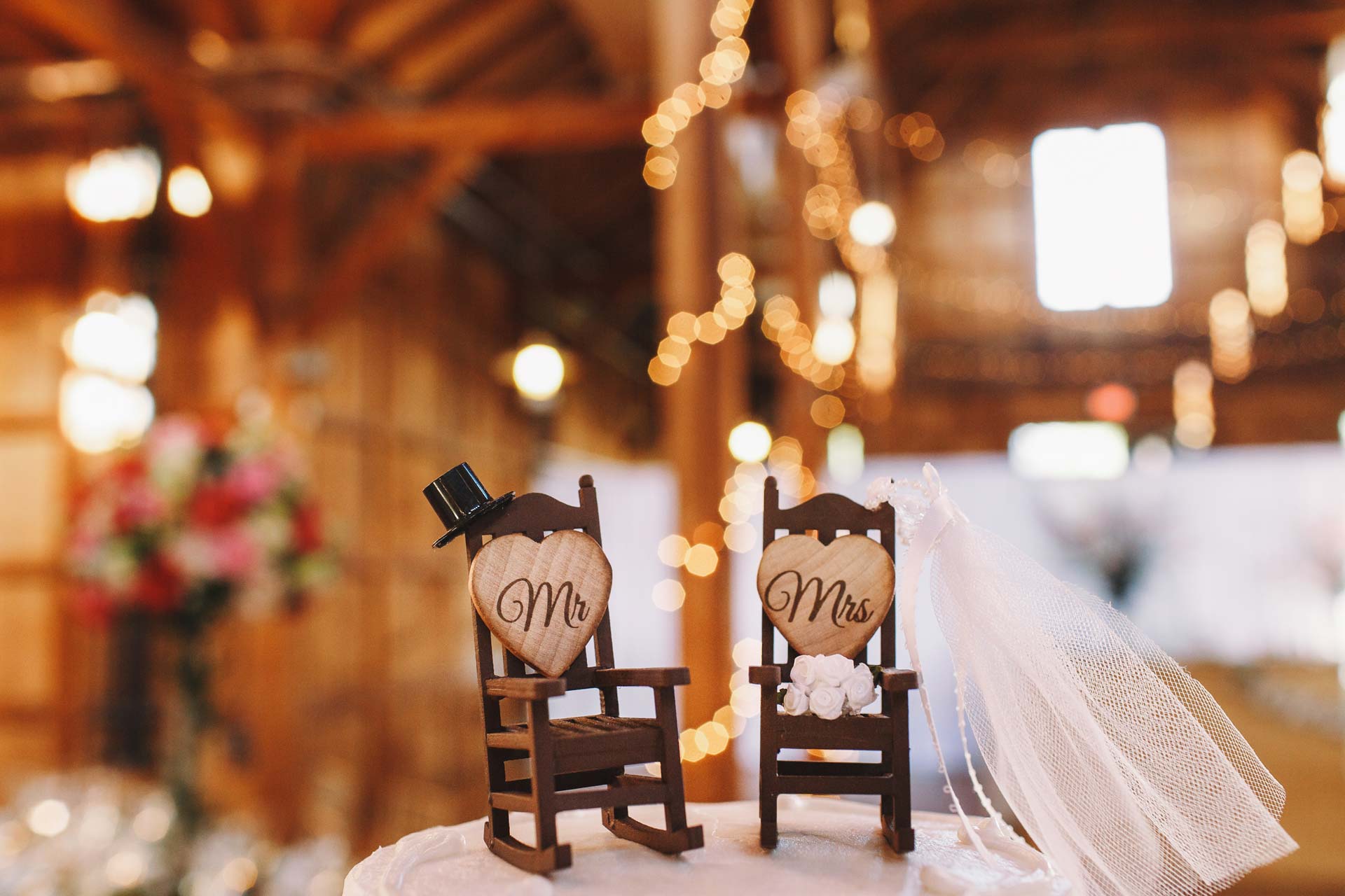 wedding-cake-decor-made-two-rocking-chairs